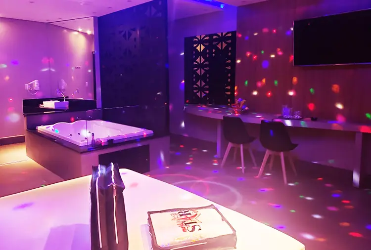 Suíte ampla com enxoval de cama impecável, toalhas higienizadas e comodidades de hotel de luxo